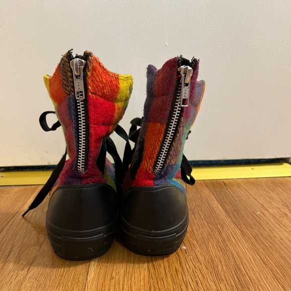 Converse x Woolrich women’s size 7 high top sneakers. - Picture 6 of 7